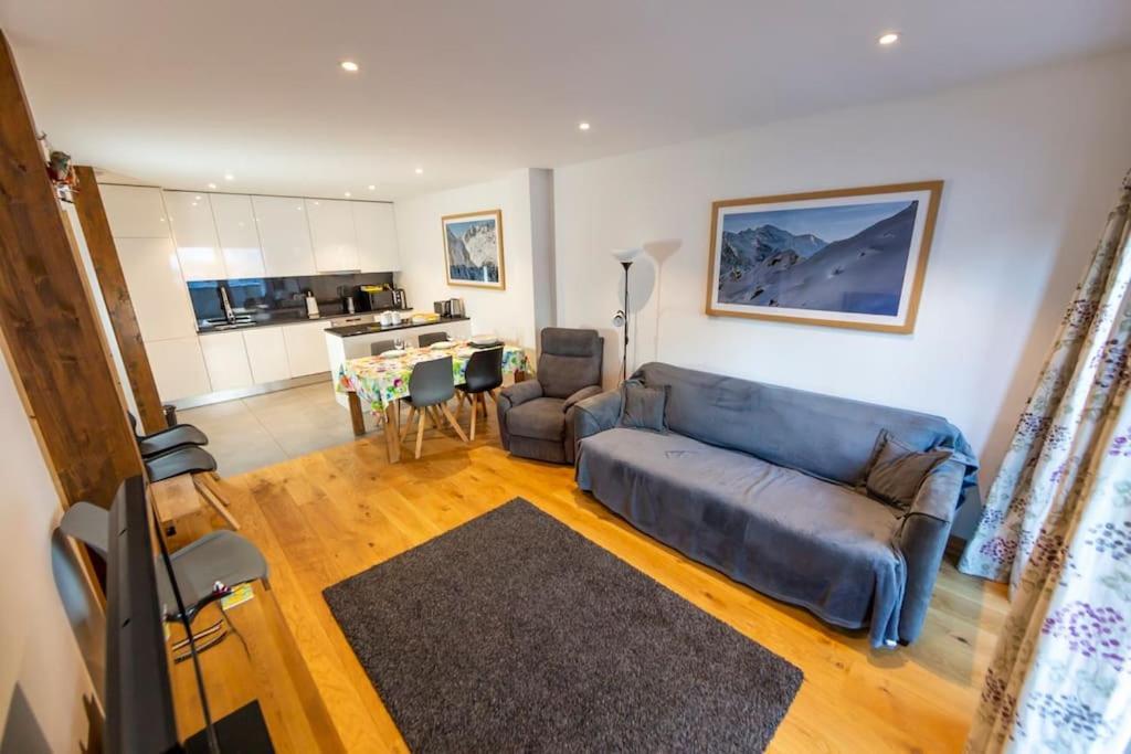 Grand Paradis B01 - Modern With Great Location Apartment *